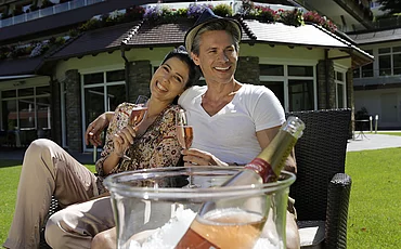 Paar trinkt Wein im Wellness- und Gourmethotel Enztalhotel 