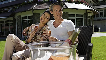 Paar trinkt Wein im Wellness- und Gourmethotel Enztalhotel 