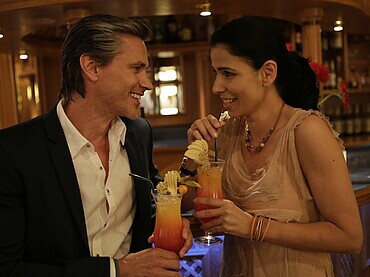 Couple prenant un cocktail au bar de l'hôtel gastronomique Enztalhotel