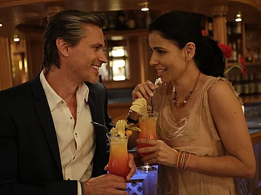Couple prenant un cocktail au bar de l'hôtel gastronomique Enztalhotel