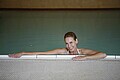 Femme dans la piscine intérieure de l'hôtel spa Enztalhotel en Forêt-Noire