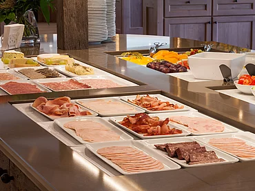 verschiedene Wurst und Schinken iim Frühstücksbuffet im Enztalhotel 