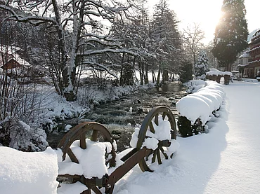 Fluss in der Winterlandschaft beim Enztalhotel im Schwarzwald im Enzklösterle