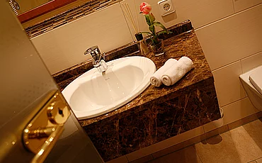 Bad im Doppelzimmer Standard Plus im Wellnesshotel Enztalhotel im Schwarzwald