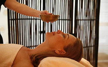 Frau bei einer Wellnessbehandlung im Wellnesshotel Enztalhotel