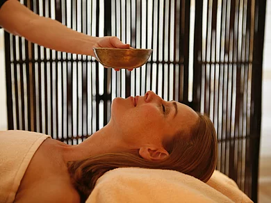 Frau bei einer Wellnessbehandlung im Wellnesshotel Enztalhotel
