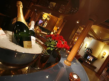 Prosecco dans la cave à vin du bar de l'hôtel gastronomique Enztalhotel
