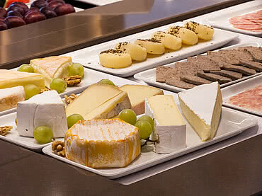 Différentes sortes de fromage au buffet petit déjeuner de l'hôtel gastronomique Enztalhotel