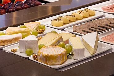diverse Käsesorten beim Frühstücksbuffet im Gourmethotel Enztalhotel