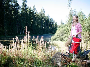 Frau beim Wandern im Schwarzwald beim Enztalhotel