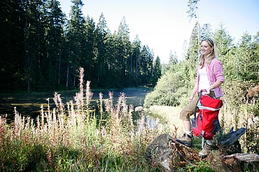 Frau beim Wandern im Schwarzwald beim Enztalhotel