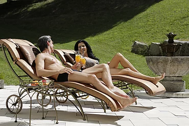 Paar beim Cocktailtrinken im Garten vom Wellnesshotel Enztalhotel 