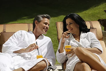 Paar beim Cocktailtrinken im Garten vom Wellnesshotel Enztalhotel 