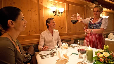 Paar genießt Dinner im Gourmethotel Enztalhotel im Schwarzwald