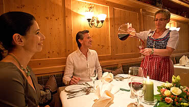 Paar genießt Dinner im Gourmethotel Enztalhotel im Schwarzwald
