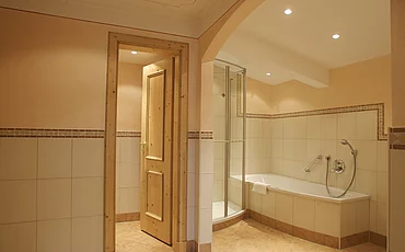 Bad in der Familiensuite Hummelberg im Wellnesshotel Enztalhotel im Schwarzwald