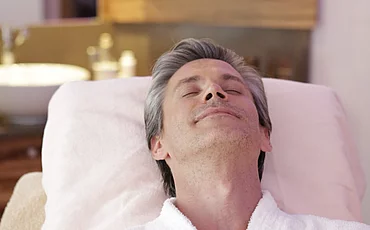 Mann bei einer Gesichtsbehandlung im Wellnesshotel Enztalhotel