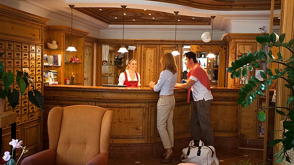 Rezeption im 4 Sterne Enztalhotel in Enzklösterle