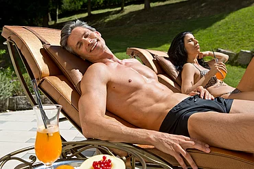 Paar beim Cocktailtrinken im Garten vom Wellnesshotel Enztalhotel 