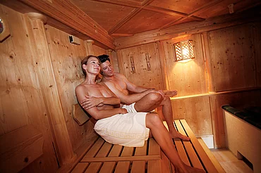 Paar in der Stubensauna im Wellnesshotel Enztalhotel im Schwarzwald