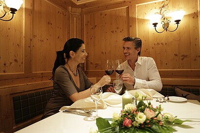 Couple dégustant son dîner à l'hôtel gastronomique Enztalhotel en Forêt-Noire