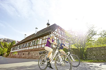 Paar beim Radfahren im Schwarzwald beim Enztalhotel