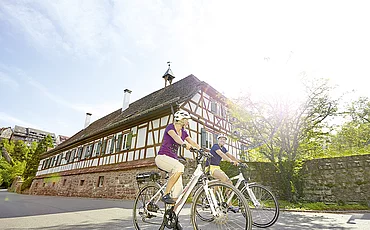 Paar beim Radfahren im Schwarzwald beim Enztalhotel
