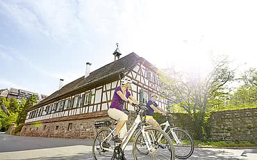 Paar beim Radfahren im Schwarzwald beim Enztalhotel