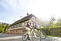 Paar beim Radfahren im Schwarzwald beim Enztalhotel