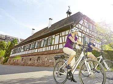 Paar beim Radfahren im Schwarzwald beim Enztalhotel