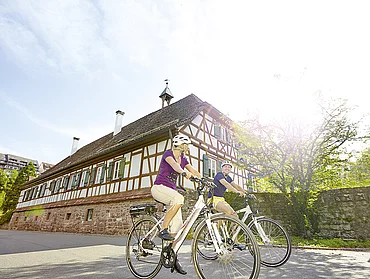 Paar beim Radfahren im Schwarzwald beim Enztalhotel