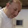 Zwei Köche beim Anrichten einer Hauptspeise im Gourmethotel Enztalhotel