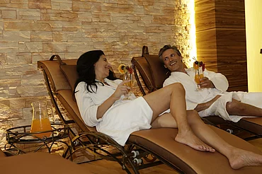 Paar beim Entspannen im Wellnessbereich im Enztalhotel in Nordschwarzwald