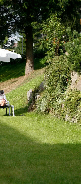 Couple se relaxant dans le jardin de l'hôtel spa Enztalhotel 