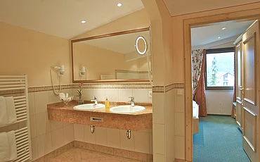 Bad in der Familiensuite Hummelberg im Wellnesshotel Enztalhotel im Schwarzwald