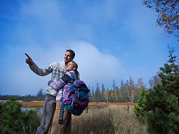 Paar beim Wandern im Schwarzwald beim Enztalhotel