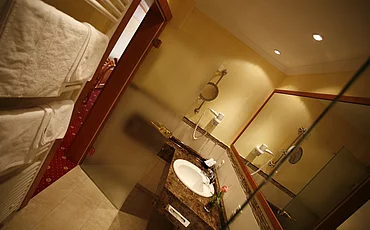 Bad im Doppelzimmer Standard Plus im Wellnesshotel Enztalhotel im Schwarzwald