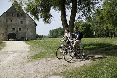 Les itinéraires cyclables longue distance les plus populaires se trouvent le long des rivières. Le point de départ du Donauradweg d'environ 600 km est Donaueschingen. Et cela pour une bonne raison. Car dans la ville Art nouveau se situe à la lisière orientale de la Forêt-Noire