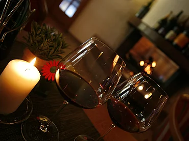 Vin rouge dans le lounge de l'hôtel gastronomique Enztalhotel