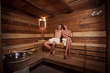 Paar in der Hüttensauna im Wellnesshotel Enztalhotel im Schwarzwald