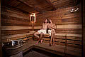Couple dans la cabine de sauna de l'hôtel spa Enztalhotel en Forêt-Noire