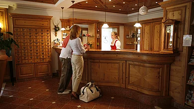 Rezeption im 4 Sterne Enztalhotel in Enzklösterle