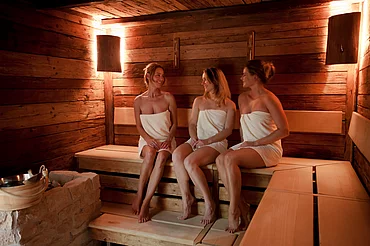 Freundinnen in Hüttensauna im Wellnesshotel Enztalhotel im Schwarzwald