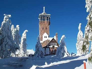 Die 65 Kilometer lange Schwarzwaldhochstraße im Norden der Ferienregion führt von Baden-Baden nach Freudenstadt. Vorbei geht es auch an der Hornisgrinde mit 1164 Metern höchster Berg im nördlichen Schwarzwald, umgeben von Hochmoor. Vom Aussichtsturm geht der Blick bis zu den Schweizer Alpen. Das Foto ist frei für die Veröffentlichung in Katalogen von Reiseveranstaltern und Verlagen.