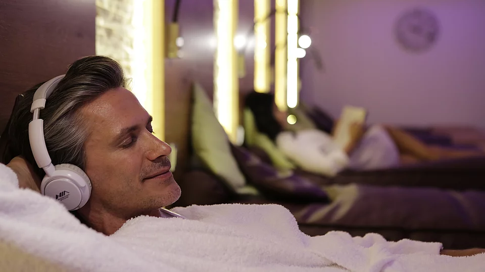 Hotelgast im Ruhebereich im Wellnesshotel Enztalhotel im Schwarzwald
