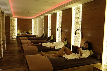 Hotelgäste im Ruhebereich im Wellnesshotel Enztalhotel im Schwarzwald