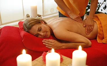 Frau bei einer Massage im Wellnesshotel Enztalhotel