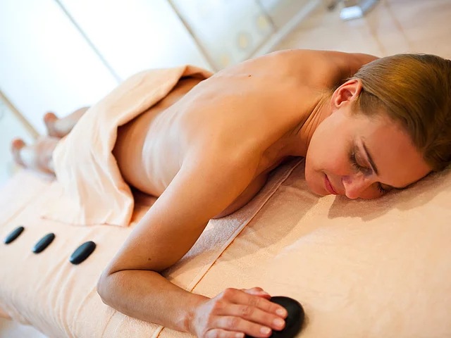 Bien-être Femme lors d'un soin bien-être à l'hôtel spa Enztalhotel