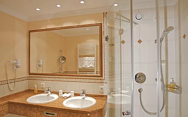 Bad im Doppelzimmer Komfort Dietersberg im Wellnesshotel Enztalhotel im Schwarzwald