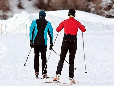 zwei Personen beim Langlaufen im Schwarzwald